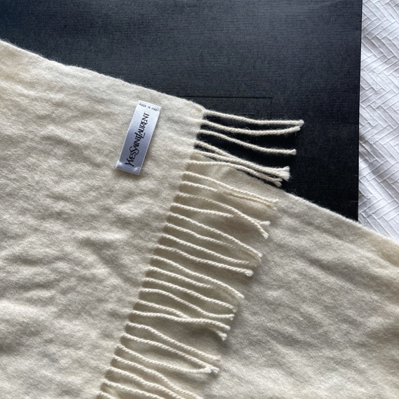 Yves Saint Laurent ivory scarf - Picture 3 of 5